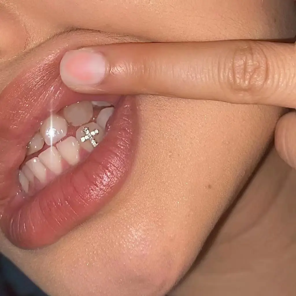 Vintage Full Diamond-Inlay Metal Tooth Ornament, Cross-Shape Diamond-Encrusted Body Jewelry for a Sexy Look, Titanium Alloy, Single Item, Dental Decoration, Cross-Shaped, T540-1