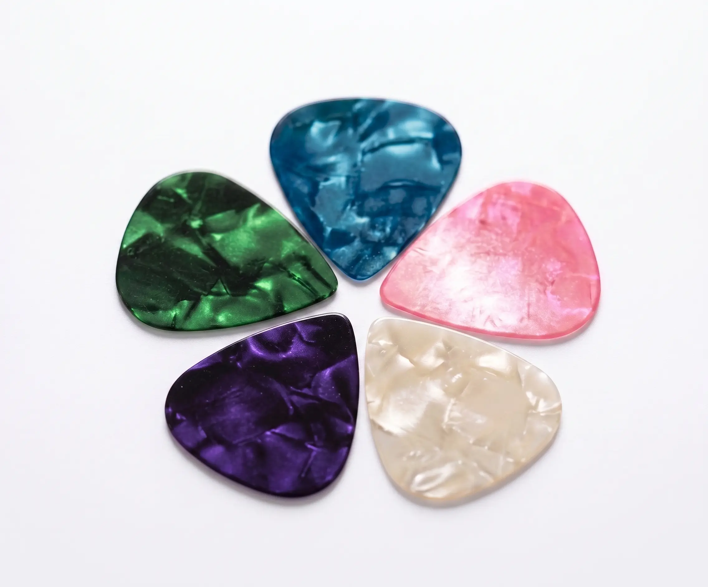 This set of 5 guitar picks comes with a storage box. It includes thin, medium, and thick picks in various colors and is made of celluloid. It is suitable for instruments such as bass, electric guitar, acoustic guitar, and ukulele.