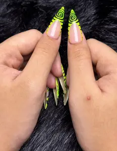 Green & Black Spiral Press On Nails: Gothic Halloween Swirl Nail Art - Glossy Finish, Retro Y2K Style, Easy Application, 10 Nails, 20 Tabs, Strong Glue Bottle