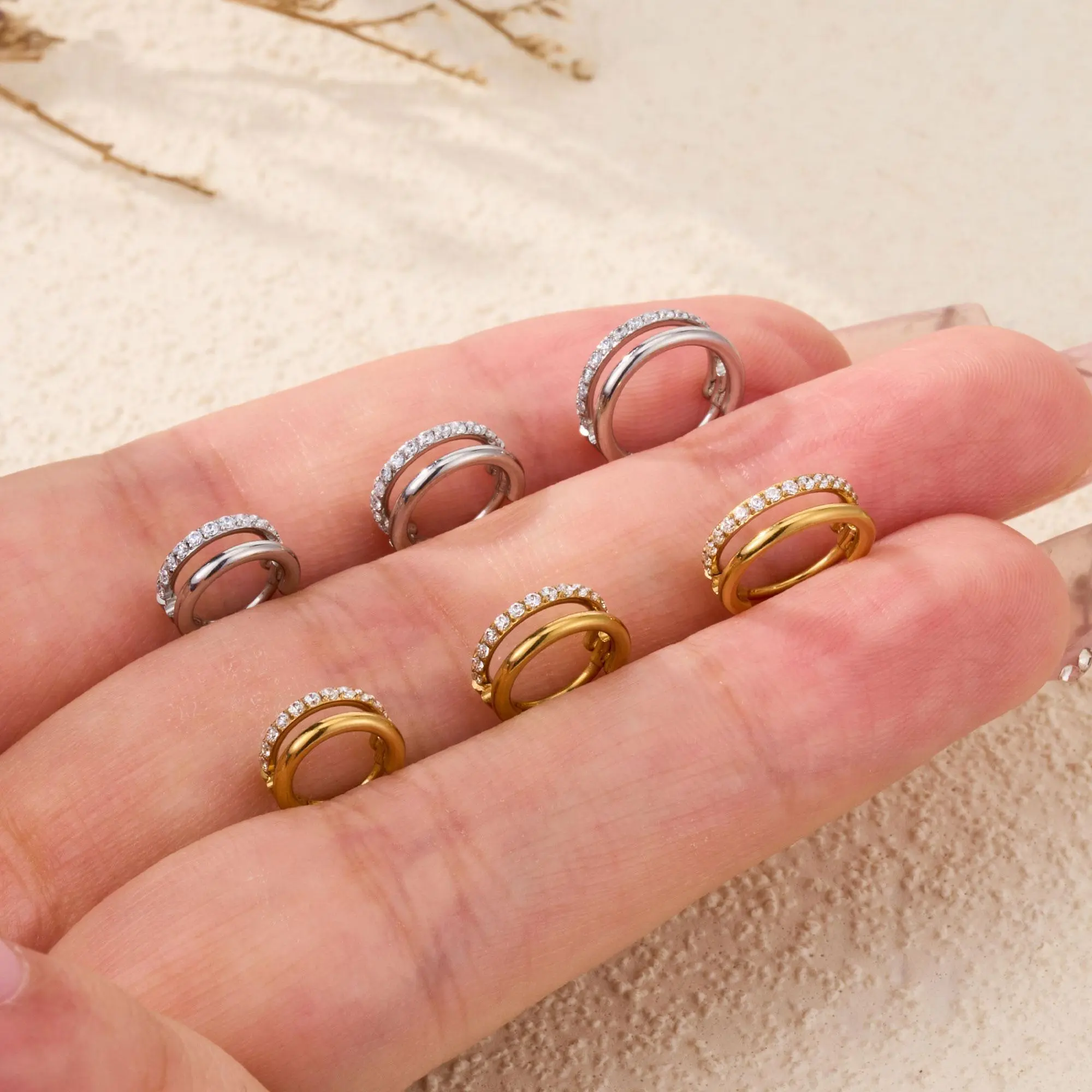 OUFER BODY JEWELRY Glamorous Parallel Double Hoop Nose Piercing in Polished Metal with CZ Stones for a Subtle Bling Effect, Double Nose Piercing, Skin Friendly, Smooth Finish, 20G, Cubic Zirconia, Parallel Lines, Female, Body Jewelry Accessory, Silver, Ho