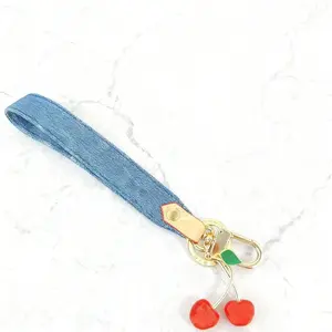 This Is A Wristband, Hair Clip, Keychain And Bag Chain Suitable For Both Men And Women. Made Of Ancient Flower Leather, It Has A Rich Texture And A Dazzling And Exquisite Luster. It Is Suitable As A Gift And Comes With A Gift Box.