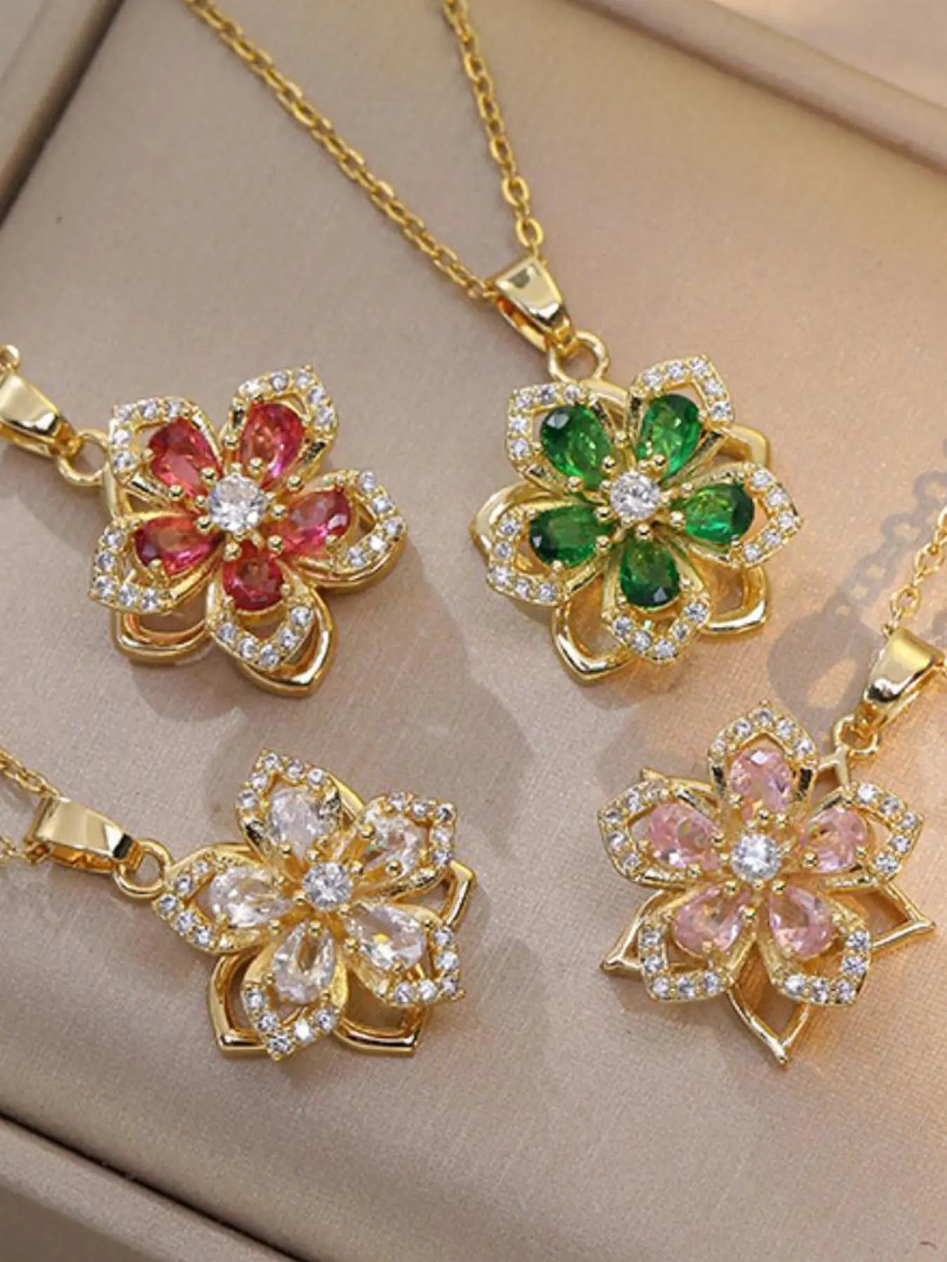 360 Degree Rotatable Flower Design Pendant Necklace, Artificial Gemstone Decorative Necklace for Women for Gift, Fashion Jewelry Accessories for Daily Wear, Charm Necklace, Zircon Gemstone Necklace, Accessory Necklace, Chic Gorgeous Jewelry