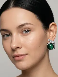 1 pair of light luxury emerald earrings, paired with a full diamond cheetah shaped design, suitable for daily wear and a surprising exquisite small gift.