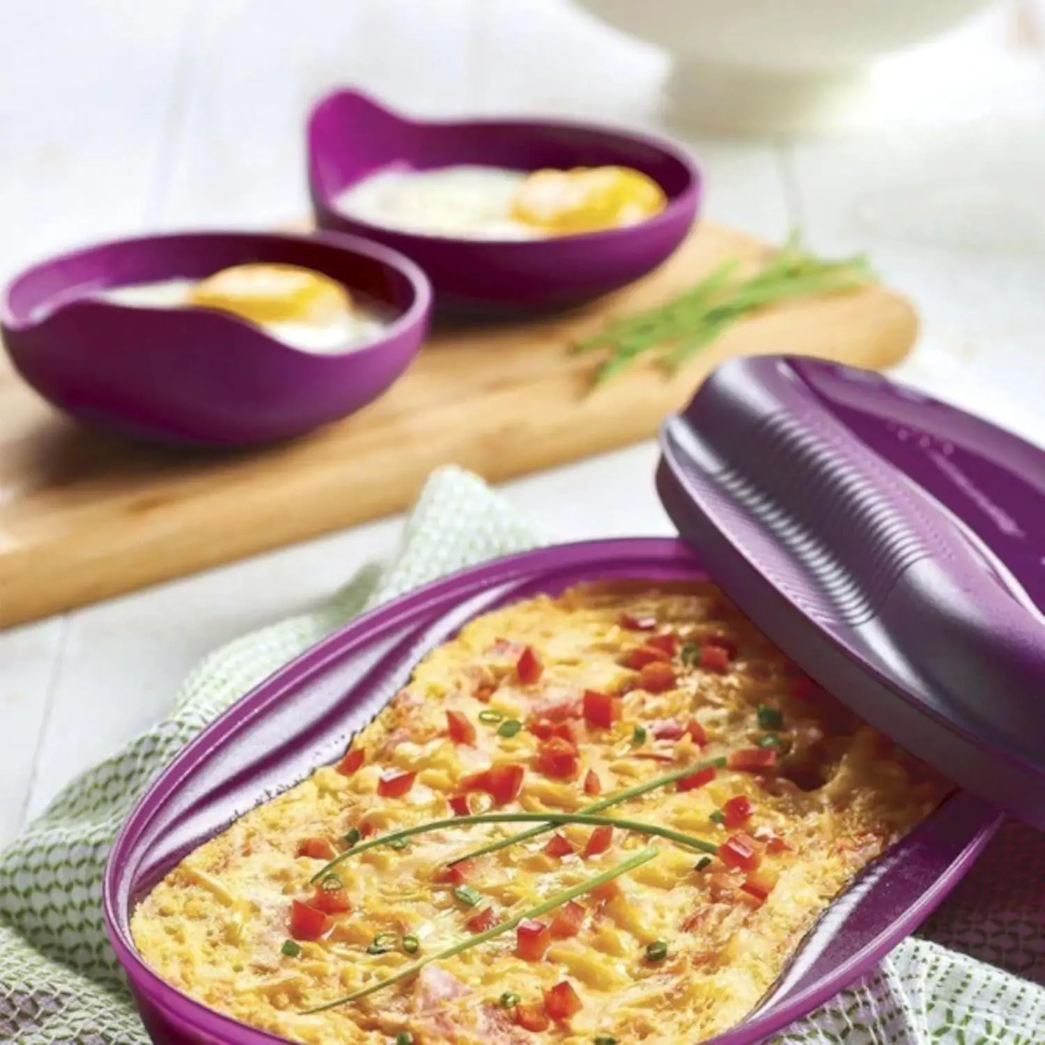Tupperware Microwave Breakfast Maker Set - Purple Cabbage Color - 430mL Capacity - Oil & Oven Safe - Compact Design - Dishwasher Friendly - Healthy Omelets & Poached Eggs - Efficient Cooking - Easy to Clean - Versatile Use for Any Meal