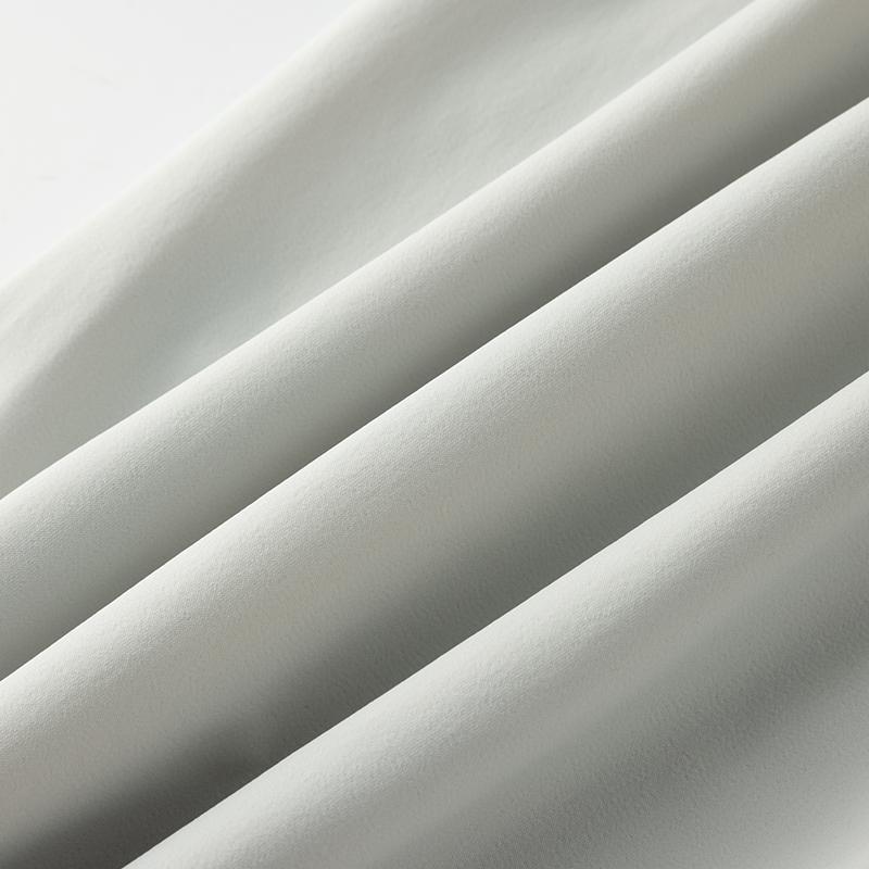 Men’s solid-color casual shorts with zippered pockets; summer fashion drawstring athletic shorts suitable for fitness and outdoor wear; comfortable shorts with a casual, minimalist style featuring letter print and drawstrings.