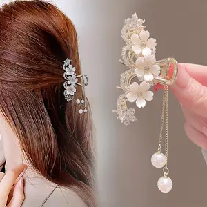 New camellia rhinestone temperament artificial pearl fringed hairpin, simple and elegant metal hairpin