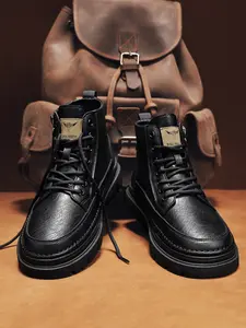 Unisex Durable Anti-Slip Closed Work Boots: Lugged Anti-Slip Sole, Wear-Resistant Distressed Leather, Reinforced Stitching. For Hiking/Short Trips