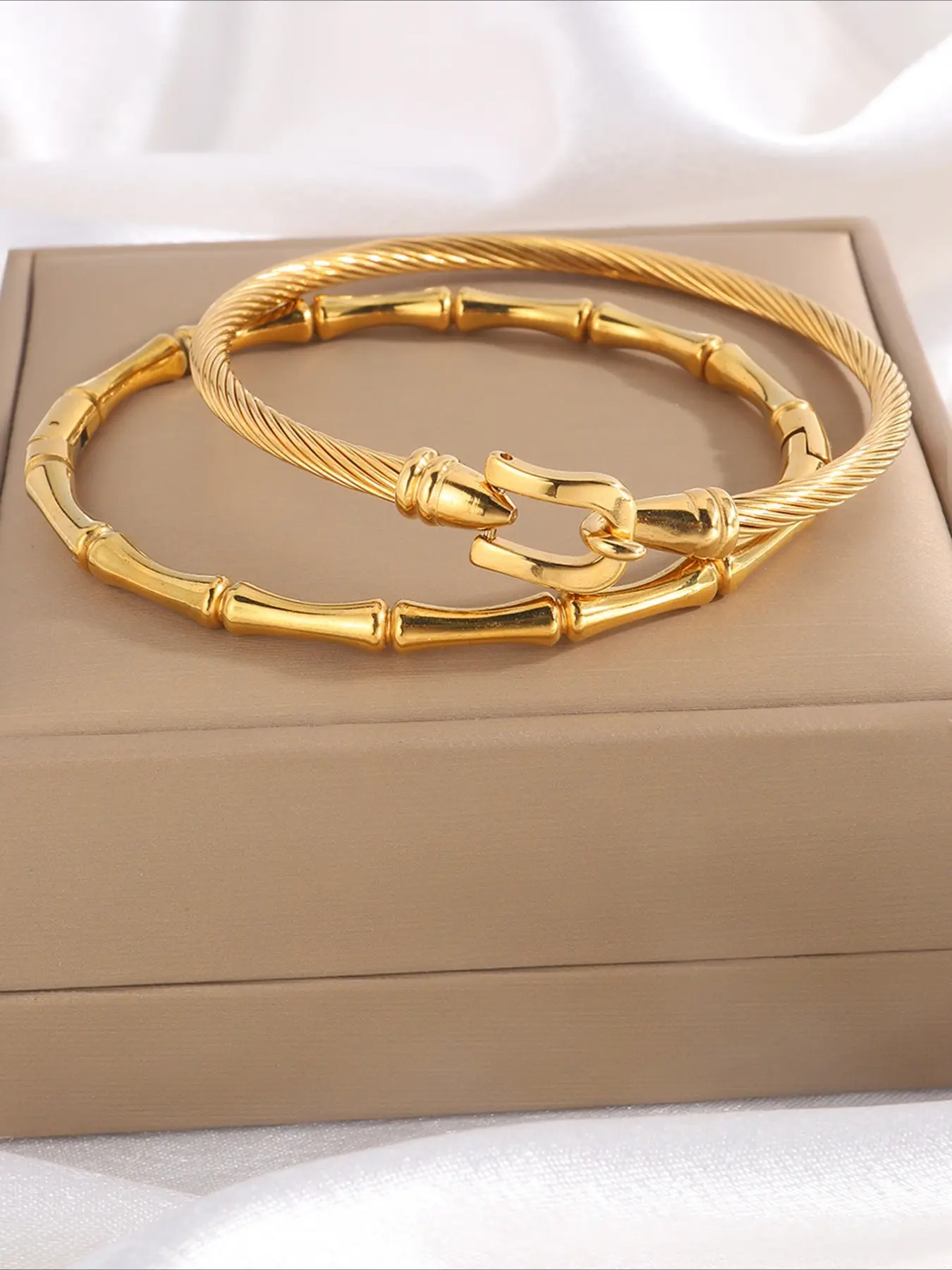 2 piece light luxury elegant stainless steel horseshoe bracelet set; classic style; enduring; suitable for daily wear; holiday gift.