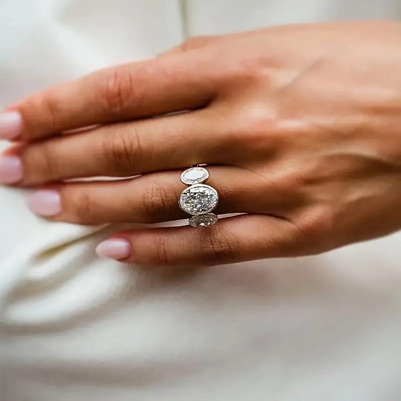 Sophisticated and stylish oval diamond ring, a vintage-inspired, versatile ring for women. Luxurious and vintage style, perfect for weddings, everyday wear, and Valentine's Day gifts. Ideal for wedding rings.