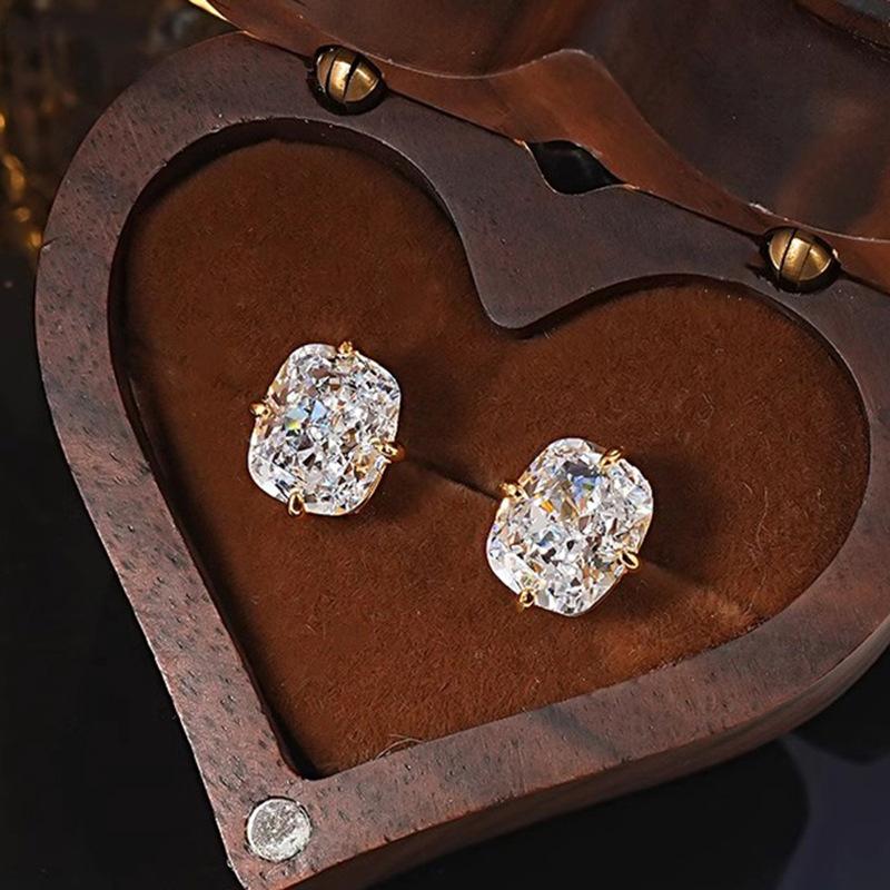 A Pair of Classic And Versatile Oval Stud Earrings with Four-Claw Zirconia Inlay, Suitable for Women for Everyday Casual Wear, Work, And Commuting