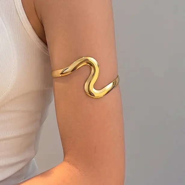 Gold Plated Wavy Snake Open Arm Cuff for Women, Adjustable Upper Arm Bracelet, Minimalist Statement Body Jewelry, Polished Metal Arm Band for Summer Beach Party Festival Wear