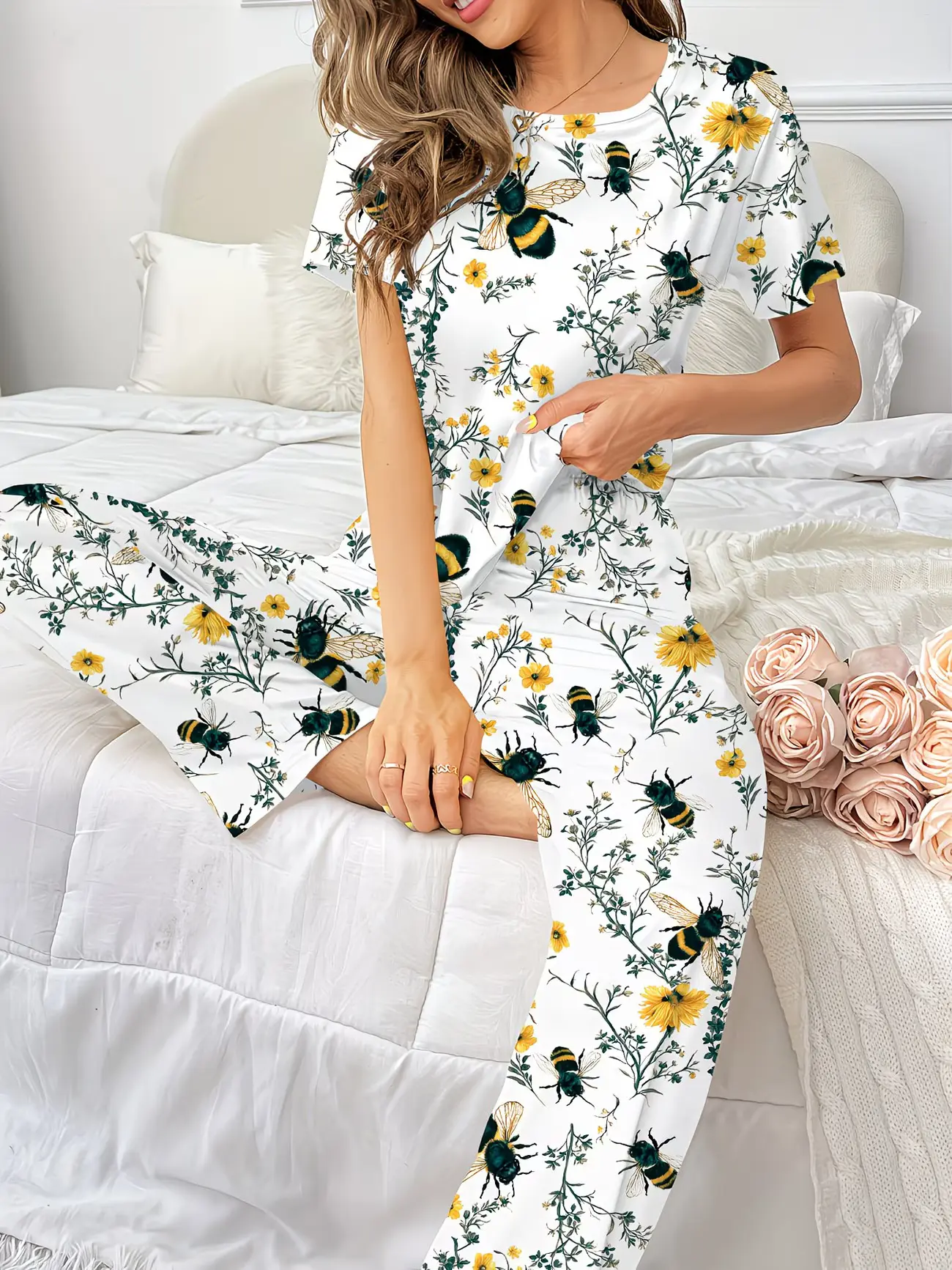 2-Piece White Sleepwear, Bee Print Pajamas, Women's Soft Loungewear, Short Sleeve PJs Set, Casual Home Bed Set, Cute Print Nightwear, Comfortable Sleep Bottoms