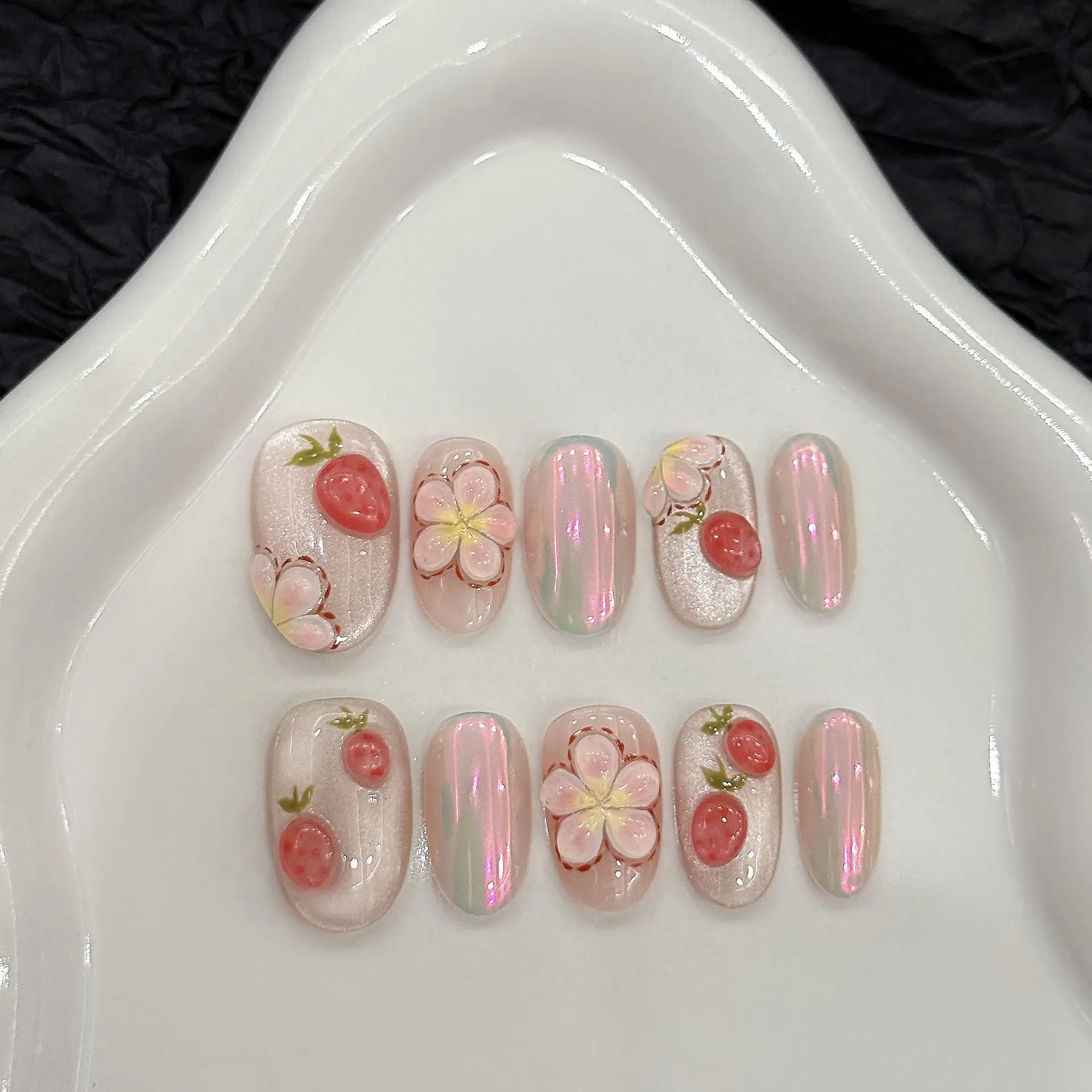 10pcs Handmade Short Oval Nails, Beautiful False Nails, Strawberry Design, Elegant and Chic, Perfect for Women, Spring and Summer, Handmade Press Ons, Flower Nails, Fake Nails