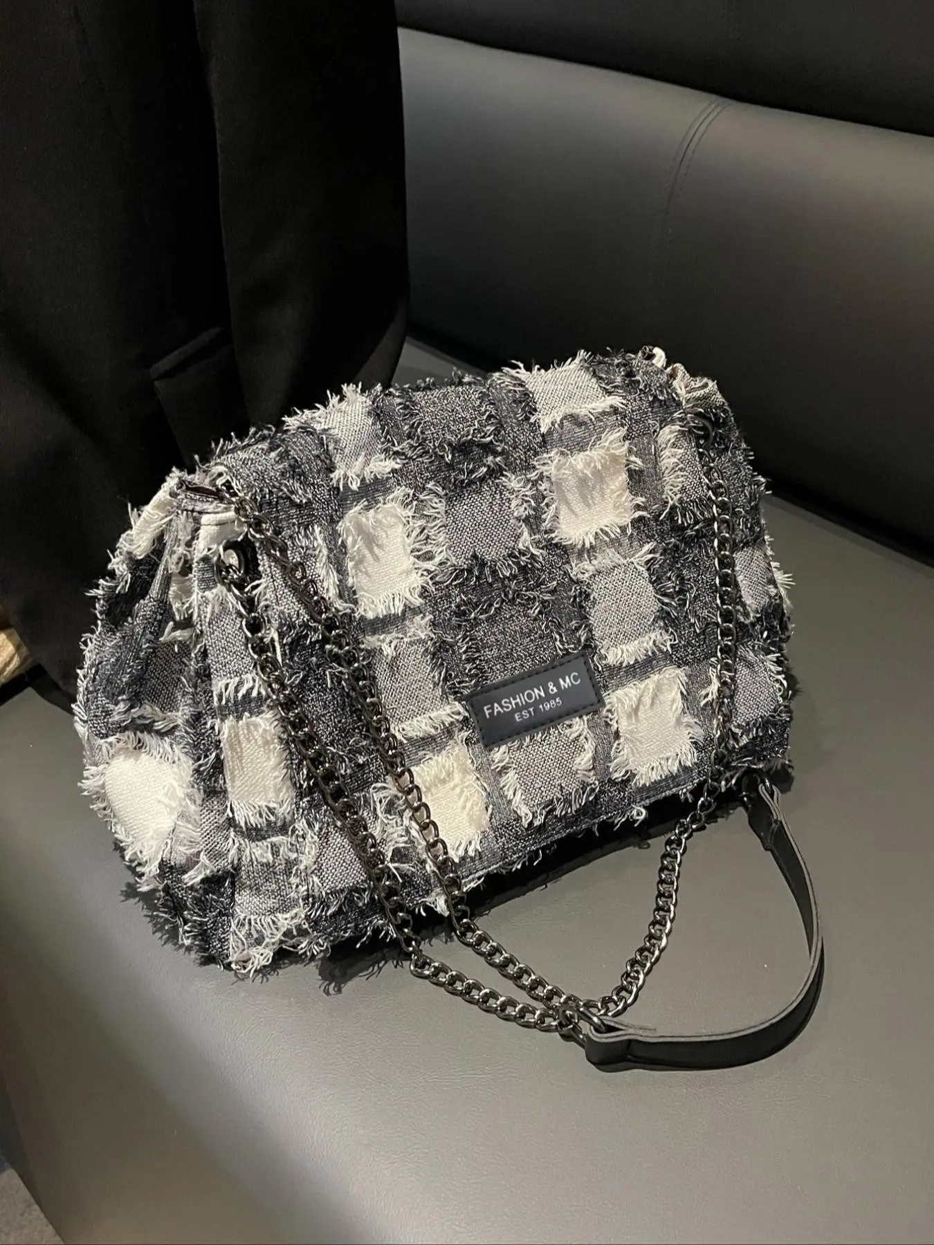 Niche design retro rough checkerboard one-shoulder crossbody bag, personality classic and versatile one-shoulder underarm bag,  practical chain crossbody bag, suitable for college students to commute and go shopping.