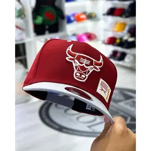 New Era Chicago Bulls 9FORTY Hat – Red Curved Brim Gorras De Béisbol With Embroidered Bull Logo, Red Undervisor And Streetwear Fashion Style