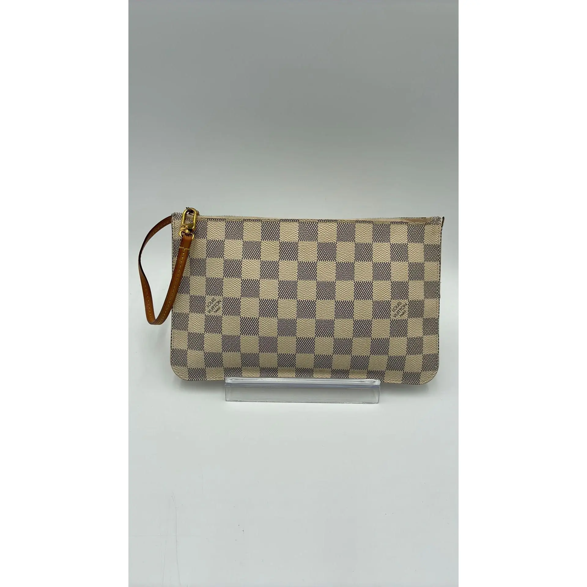 Pre-owned Louis Vuitton Leather Luxury Bags & Accessories Azur Neverfull Pochette MM Date Code: AR1165M. Entrupy ID: RTKRVBB.