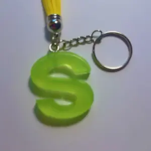 Llavero de la retra S Verde con Cadena de Metal y Borla Amarilla para Accesorios de Llaves