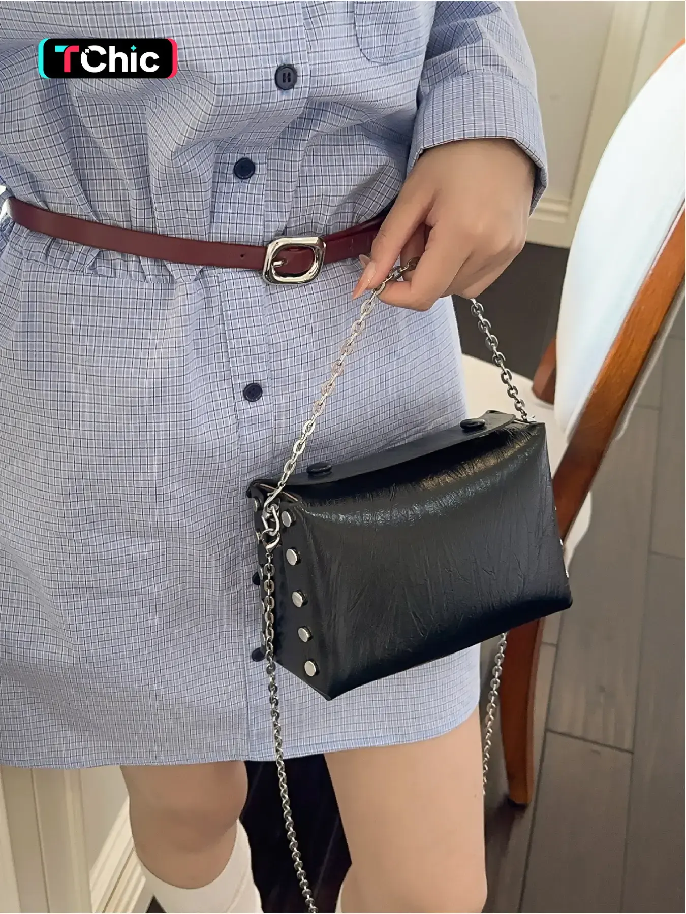 Folded rivet chain crossbody bag, Crossbody purse, Y2K spicy girl style silhouette with metallic pleated fabric and side rivets, can be carried on one shoulder or diagonally, chain shoulder strap with sweet and cool attribute