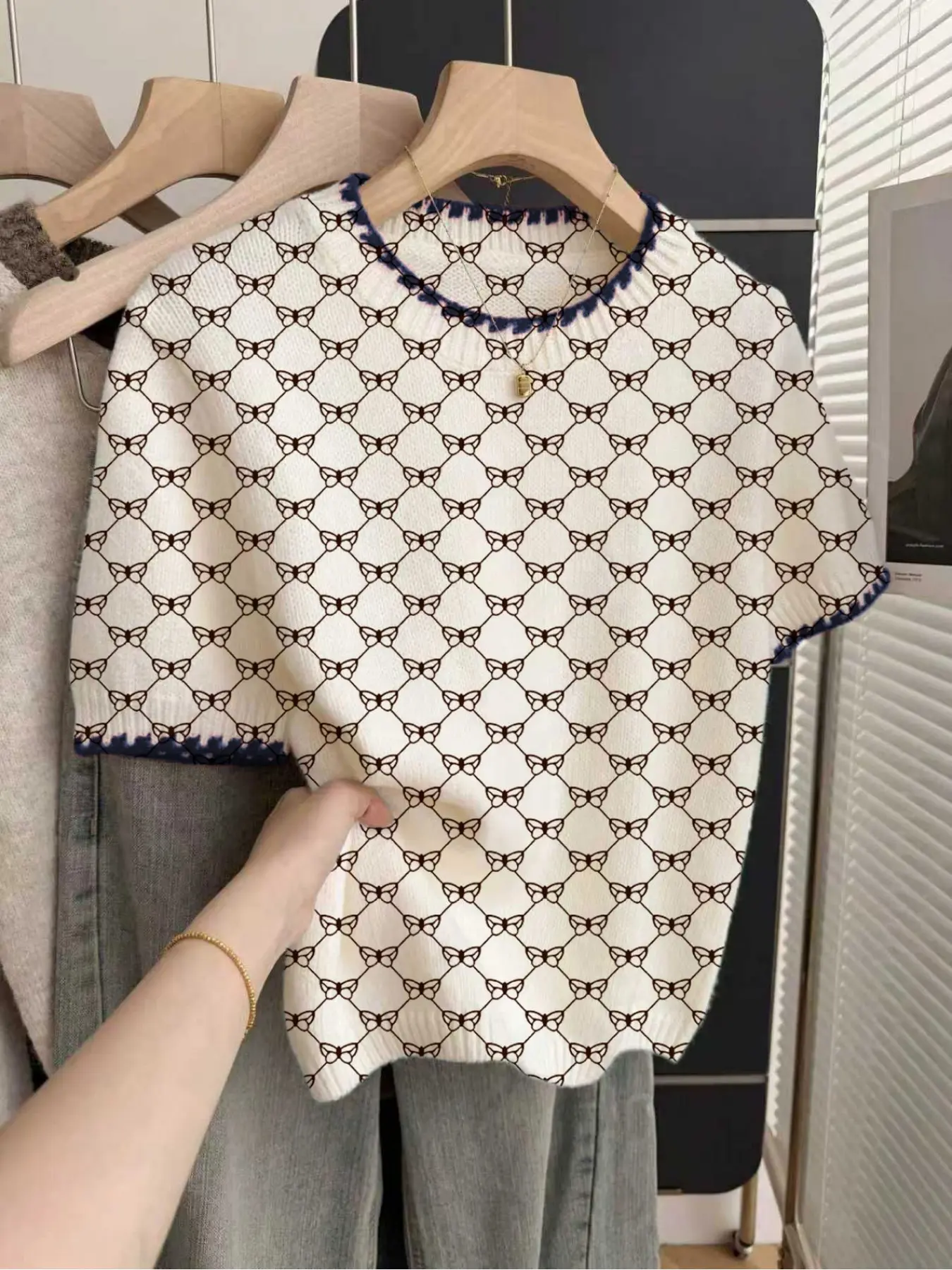 1 piece + French retro loose crew neck elegant short-sleeve contrast trim beige women's knitted top with butterfly prints, spring and summer top, summer casual women's wear, white top, casual top, knitted
