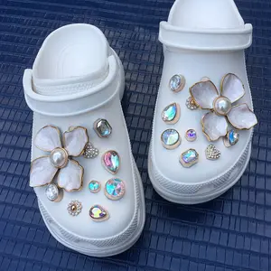 20 Pcs/set Fashion Artificial Pearl and Rhinestone Series Shoes Charm Crocodile Clogs Sandals Decoration, Shoes DIY Accessories for Women Girls