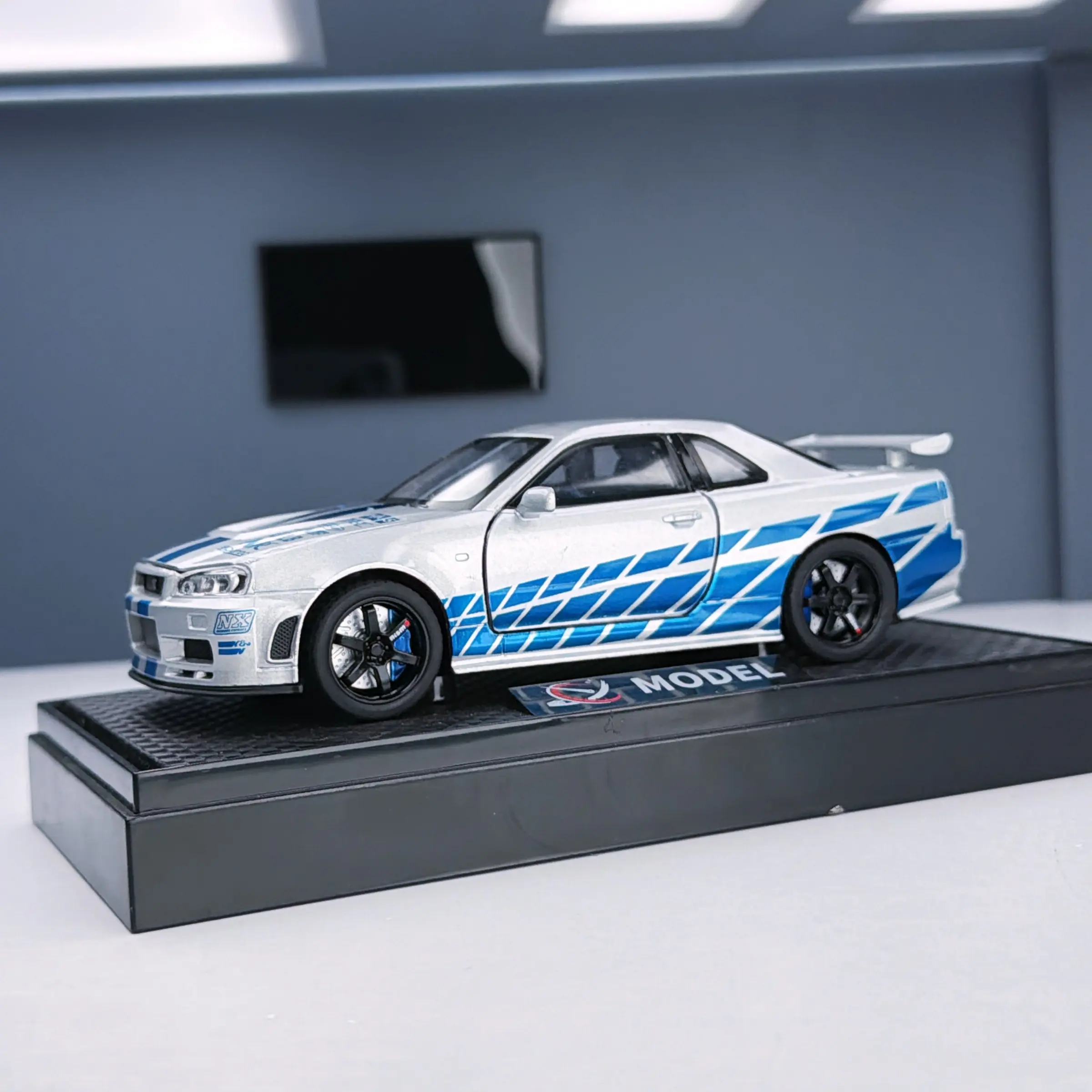 1/32 Static Alloy Car Model, Metal Body with Display Base, Supercar Series, Detailed Interior, Mirror Finish, Adult Collectible, Office Desk Decor, Diecast Collectible