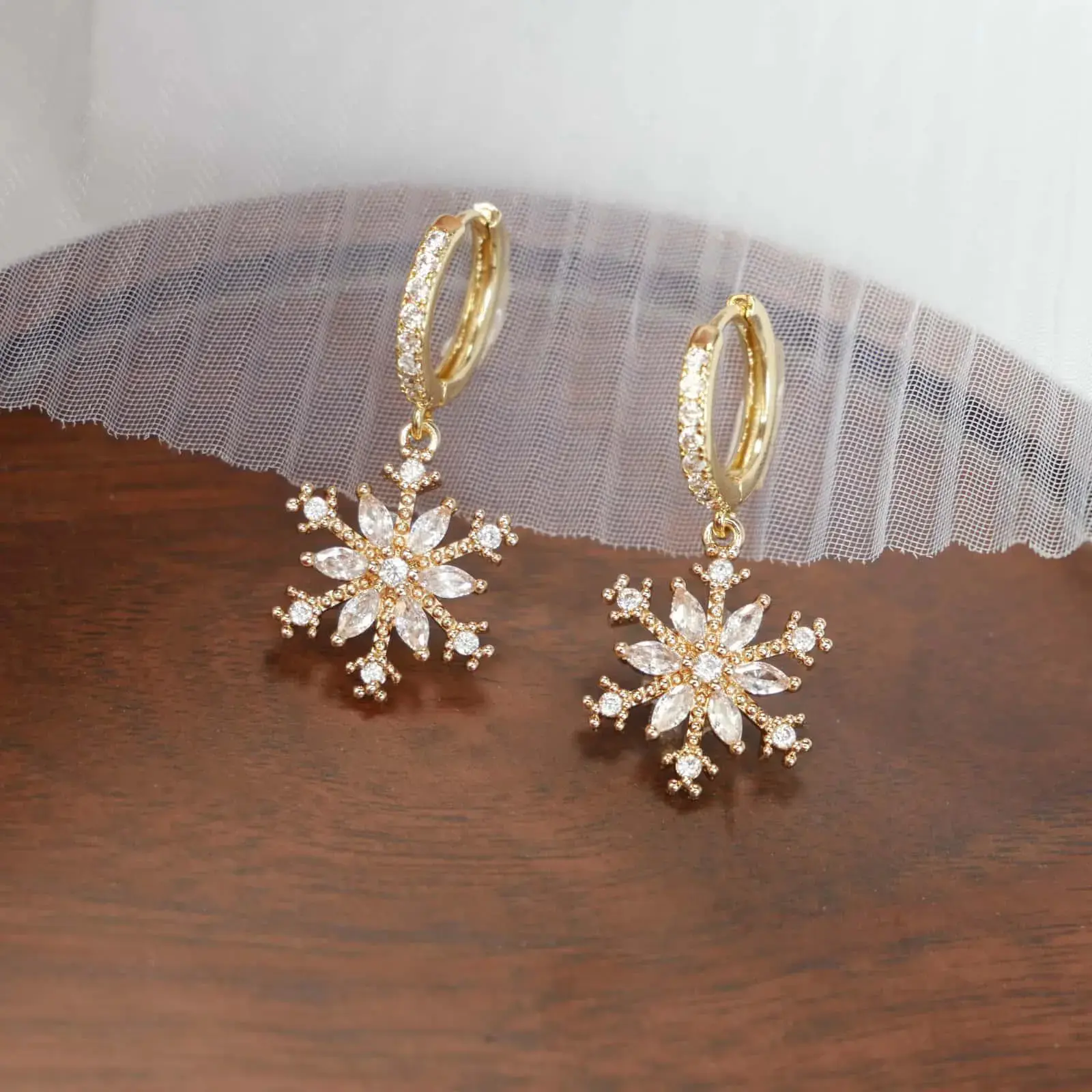Women's Minimalist 2-Piece Cubic Zirconia Snowflake Huggie Dangle Earrings & Adjustable Necklace Set, Elegant Artificial Gemstone Necklaces Earrings Set, Bridal Wedding Jewelry Gift for Birthday, Party Wear