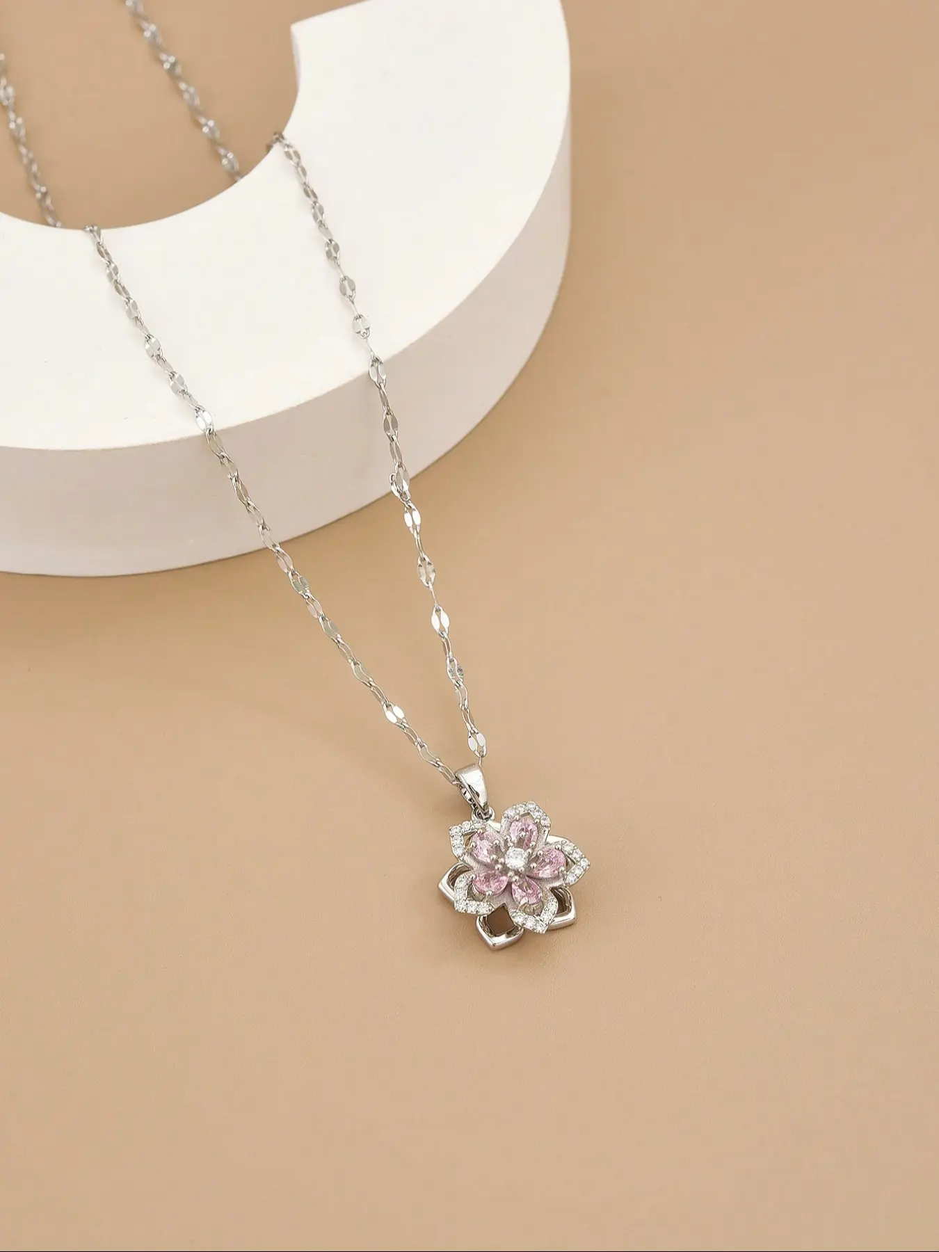 Mother's Day Gift Women's Stainless Steel Charm Necklace with Rotating Five-Petal Flower Design, Elegant Jewelry Accessory for Women Daily Wear, Stainless Steel Necklaces, Fashion Necklace, Trendy Charms Necklace, Durable Fashion Accessory