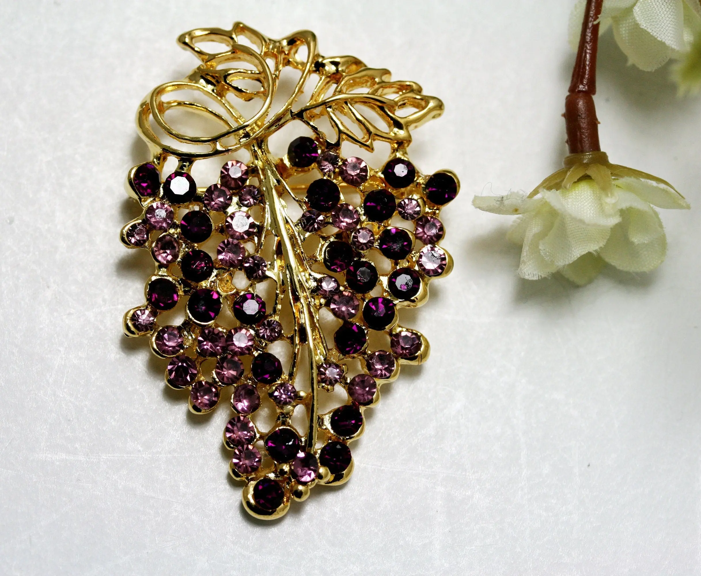 Gold-Tone Grape Cluster Brooch Pin - Vintage-Inspired Rhinestone Fruit-Themed Jewelry, Ripe Grapes, Purple Stones, Openwork Leaf & Vine, 2.25x1.5" Size, 1.5" Wide, Casual Fashion Accessory, Openwork Leaf And Vine, Daily, Unisex