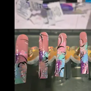 90s Swirl Nail Art - Trendy Nail Design for Stylish Look