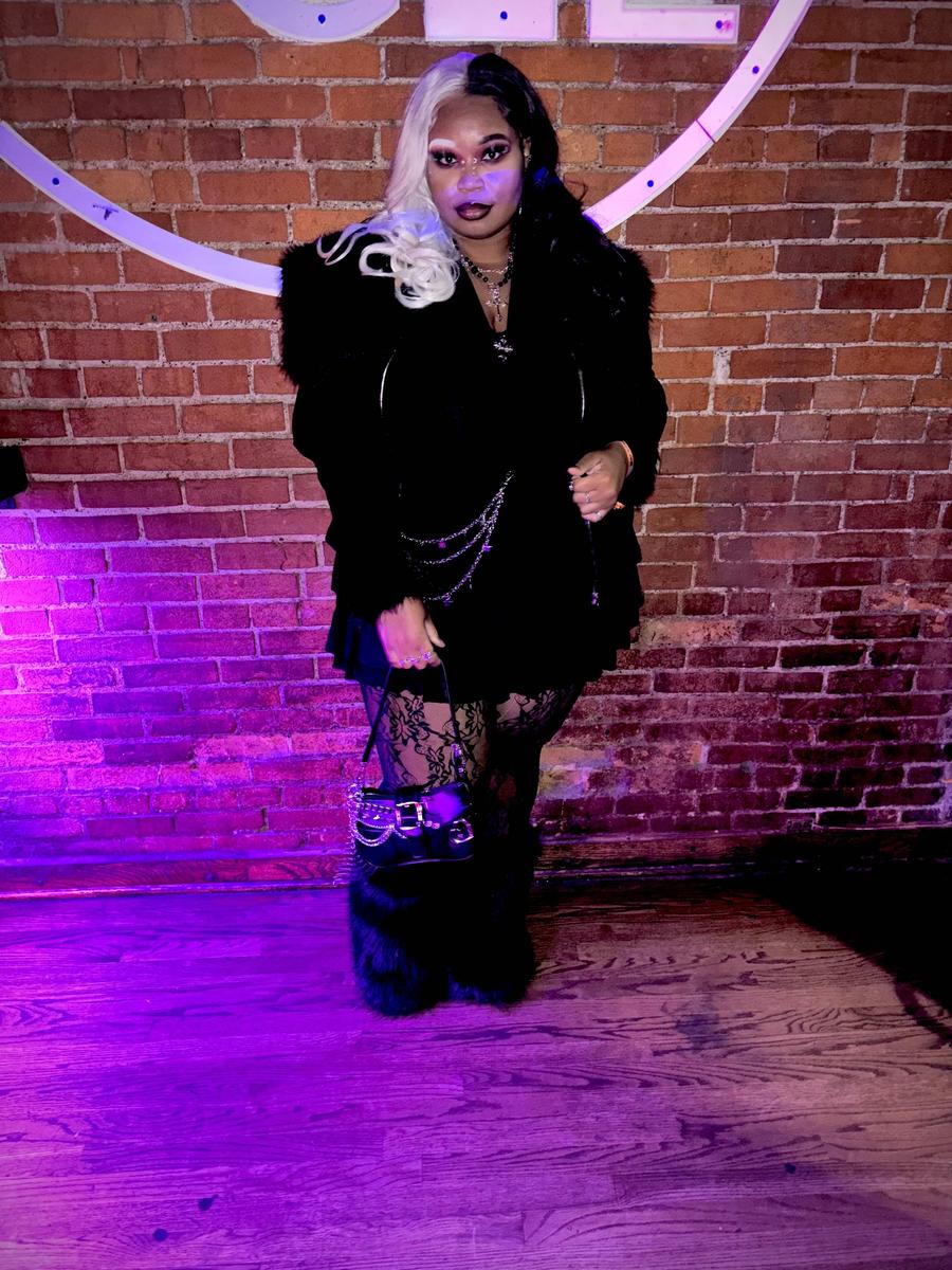 Item: HALFBLACKBLONDE