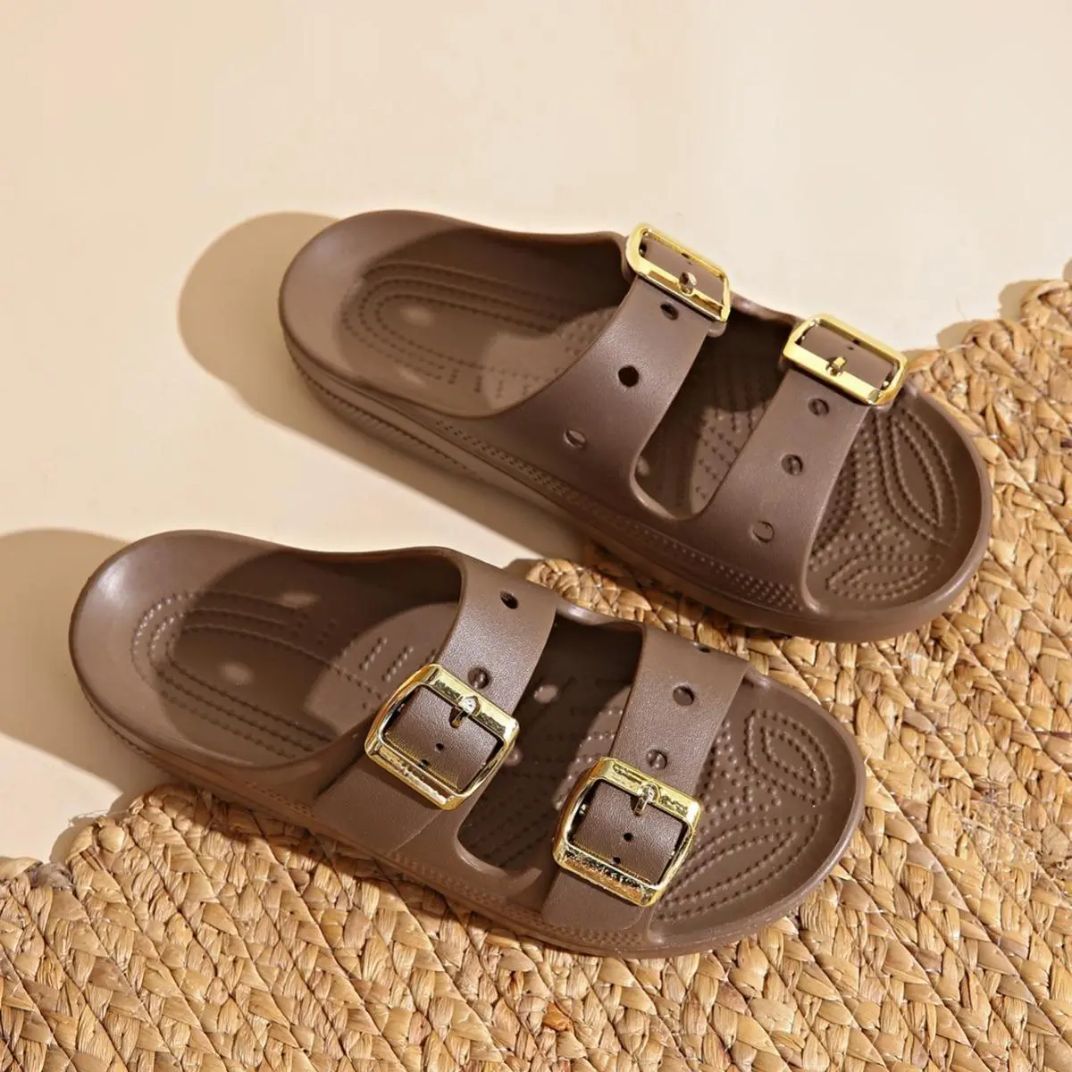2026 New Classic Comfort Sandals, Stylish and Versatile Couple's Slippers, Non-Slip for Home Use-Brown
