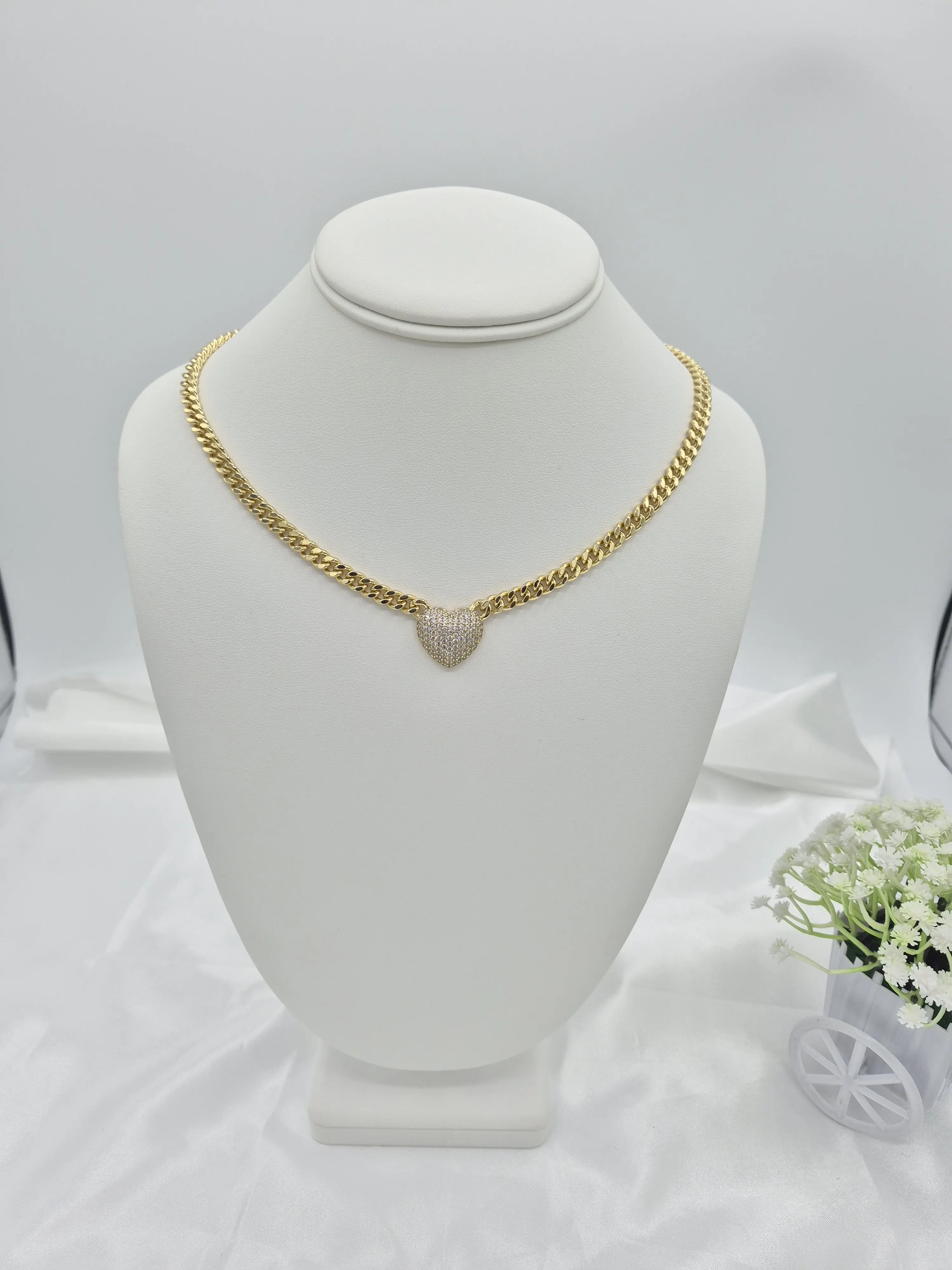 Cuban link necklace with heart pendant, 14k gold plated. Elegant and timeless.