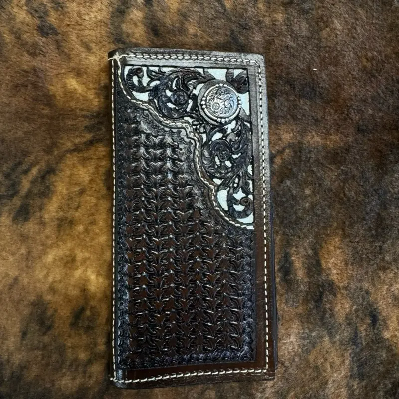 Cartera diseñada con pelo de vaca en la esquina