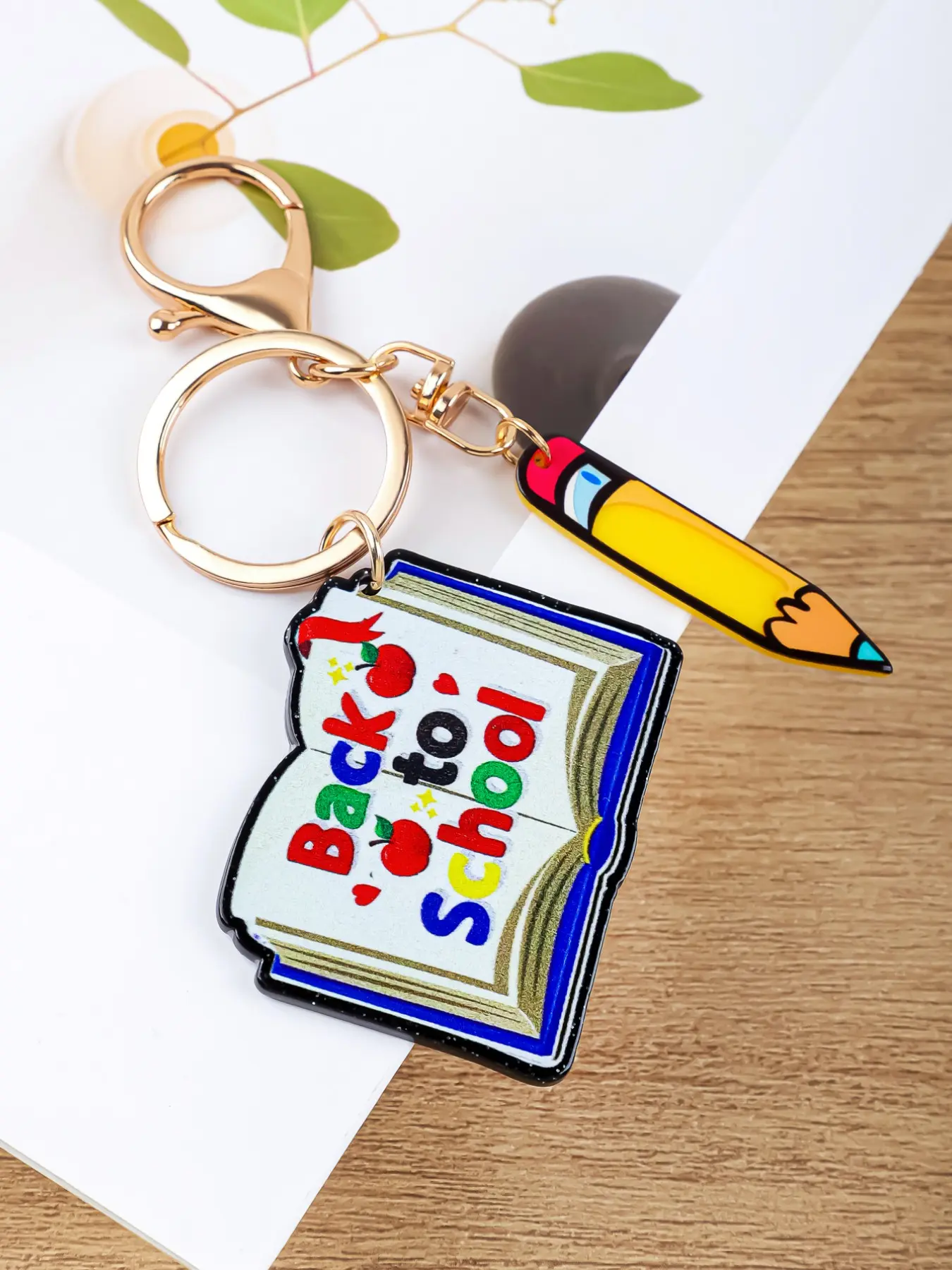 Back to School Teacher Keychain, Heart Design Keychain, Colorful Acrylic Keyring with Heart, Apple, Books & Inspirational Quotes, Cute Cartoon Bag Charm, Graduation Gift for Educators