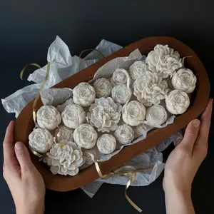 UNIQUE FLOWER BED SOY CANDLE