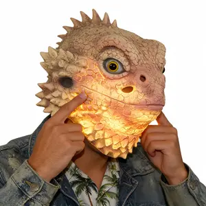 Bearded Dragon Spiked Latex Mask – Realistic Desert Spinach Lizard Mask (adult size: 30 cm wide × 40 cm high), highly elastic latex with a sand-brown, pink, and orange gradient, raised scales, neck spines and mane, realistic yellow–black gradient eyes, ve