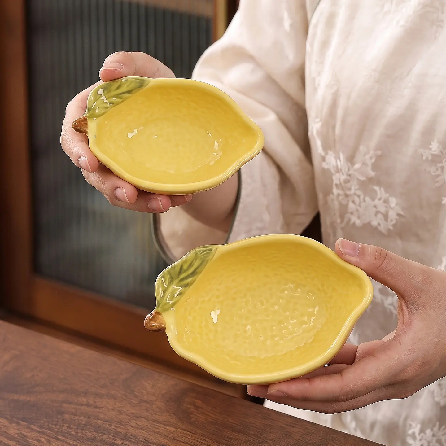 HongDian Lemon-Shaped Deep Ceramic Dipping Dish (Ceramic Plates) - Optional 100ml/3oz Small, 160ml/5oz Medium Sizes, Pour Spout, Hand-Painted Leaf Detail, Underglaze Non-Fading, Oven Microwave Dishwasher Sterilizer Safe for Sauce, Jam