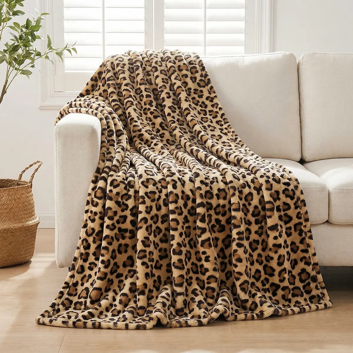 1pc Leopard-Print Flannel Blanket in Double Size, Perfect for Sofas, Travel, Beds, and Living Rooms, Single-Sided, Ultra-Soft and Fluffy Leopard-Print Blanket