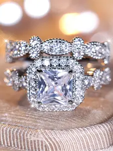 A two-piece set of white K square-edged white zirconia rings, Stackable Bridal Engagement Ring, is fashionable, high-end and simple, suitable for women to wear during proposals, travels and daily life