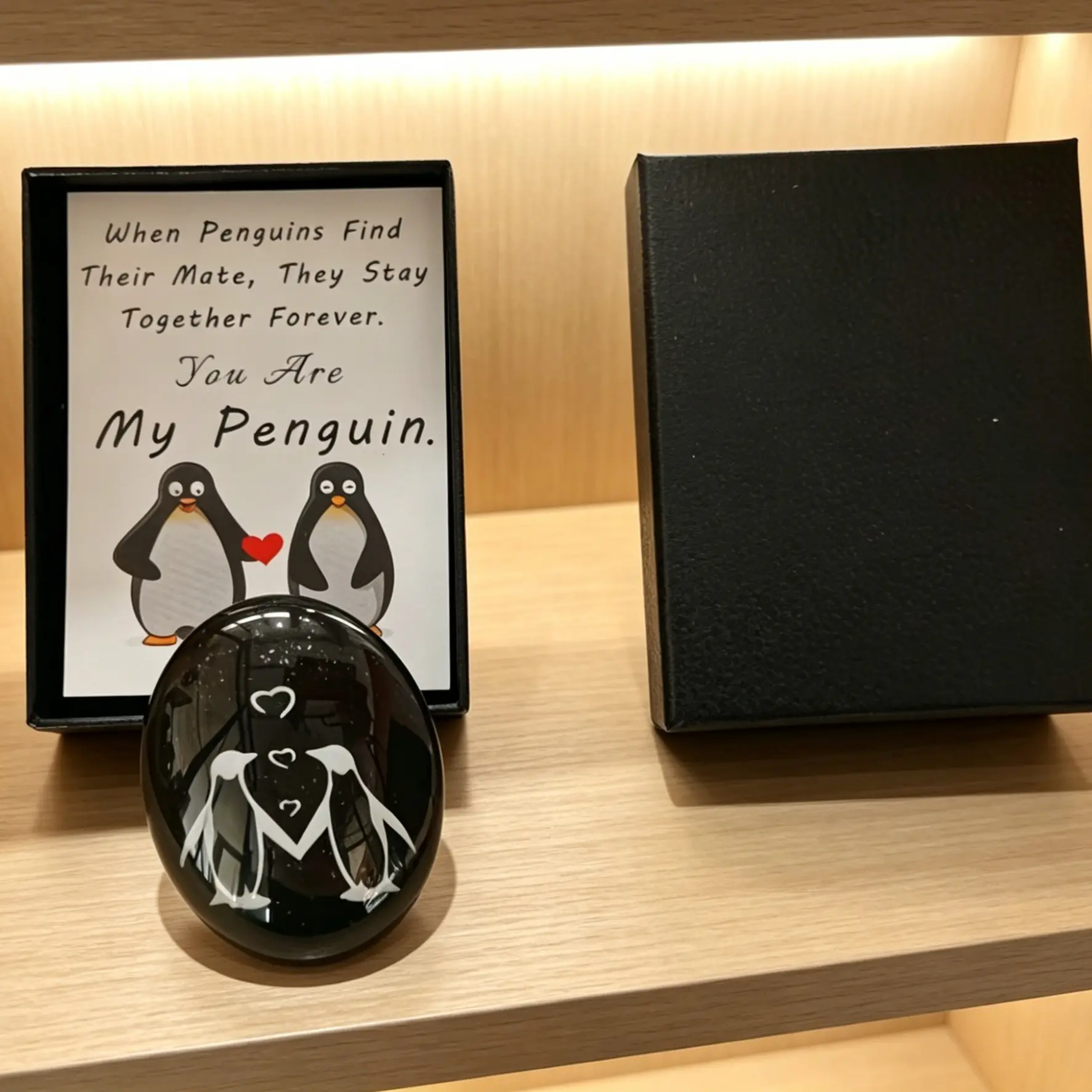 Penguin Hug Pattern Glass Ornament, Penguin Love Token with Card, Gift Item, Perfect for Romantic Gestures, Unique Decorative Piece