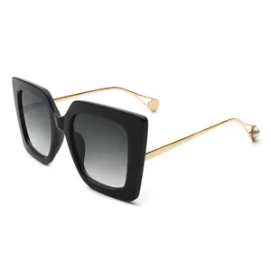 Women's stylish sunglasses featuring large, black square frames—elegant yet casual, perfect as an accessory for everyday wear, street style, or vacation outfits.