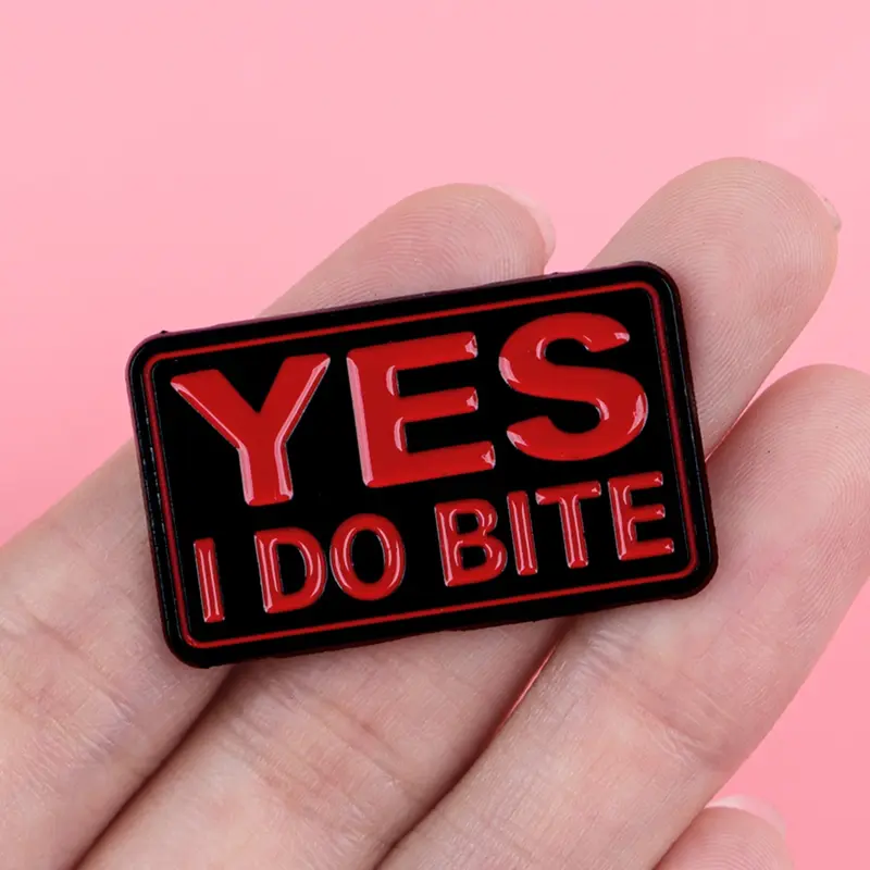 YES I DO BITE Quote Pin, Unisex Cartoon Enamel Pin, Alloy Brooch Pin, Lapel Pins, Zinc Alloy Badge, Backpack Hat Accessory, Daily Gift for Colleagues and Friends, Brooch Pin Clip