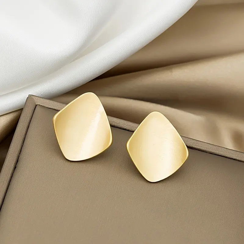 A Pair Of Elegant And Simple Irregular Geometric Curved Ear Studs, Square Earrings for Women's Daily Wear, Valentine's Day Atmosphere Outfit