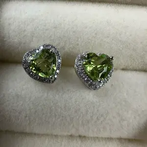 <PingEast Jewelry> Peridot Heart Stud Earrings Adorable heart-shaped stud earrings crafted in 925 sterling silver, set with natural peridot gemstones. Fresh green sparkle with a sweet and charming design, perfect for everyday wear or a lovely gift.