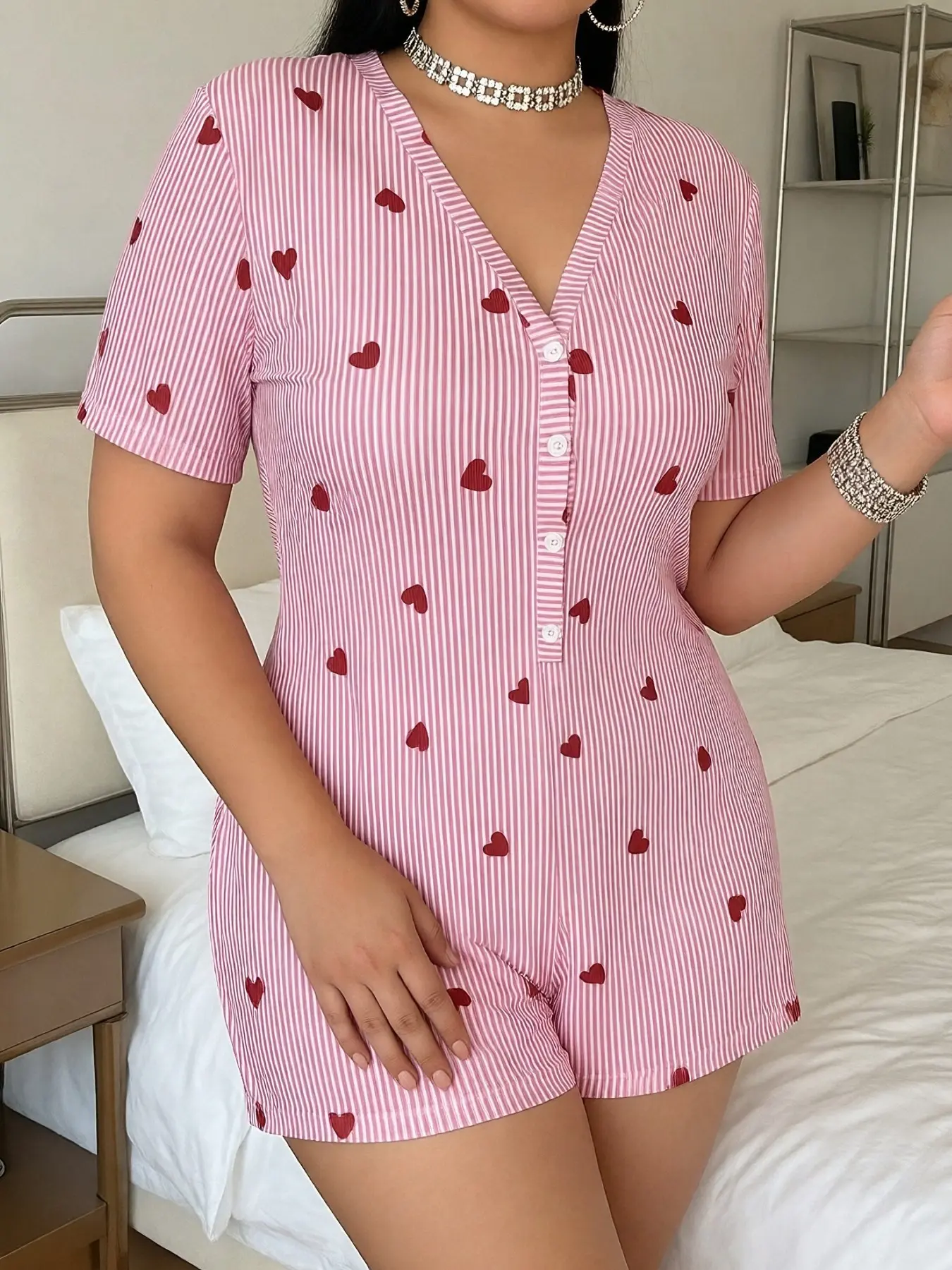 Plus Size Women's Sexy Fitted Print One-Piece Short Pajamas, Sweetina Onesie, Cute Comfortable Homewear, Loungewear, Nightwear, Heart Pattern Sleepwear, Heart Stripe Design, Ideal Relaxation Choice