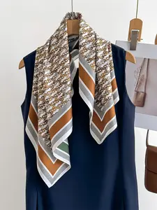 Fashionable Lightweight Two-Tone Chain Print Scarf, Stylish Versatile Neck Tie for Cold Weather, Perfect for Professional Outdoor Travel Dates with Contemporary Edge