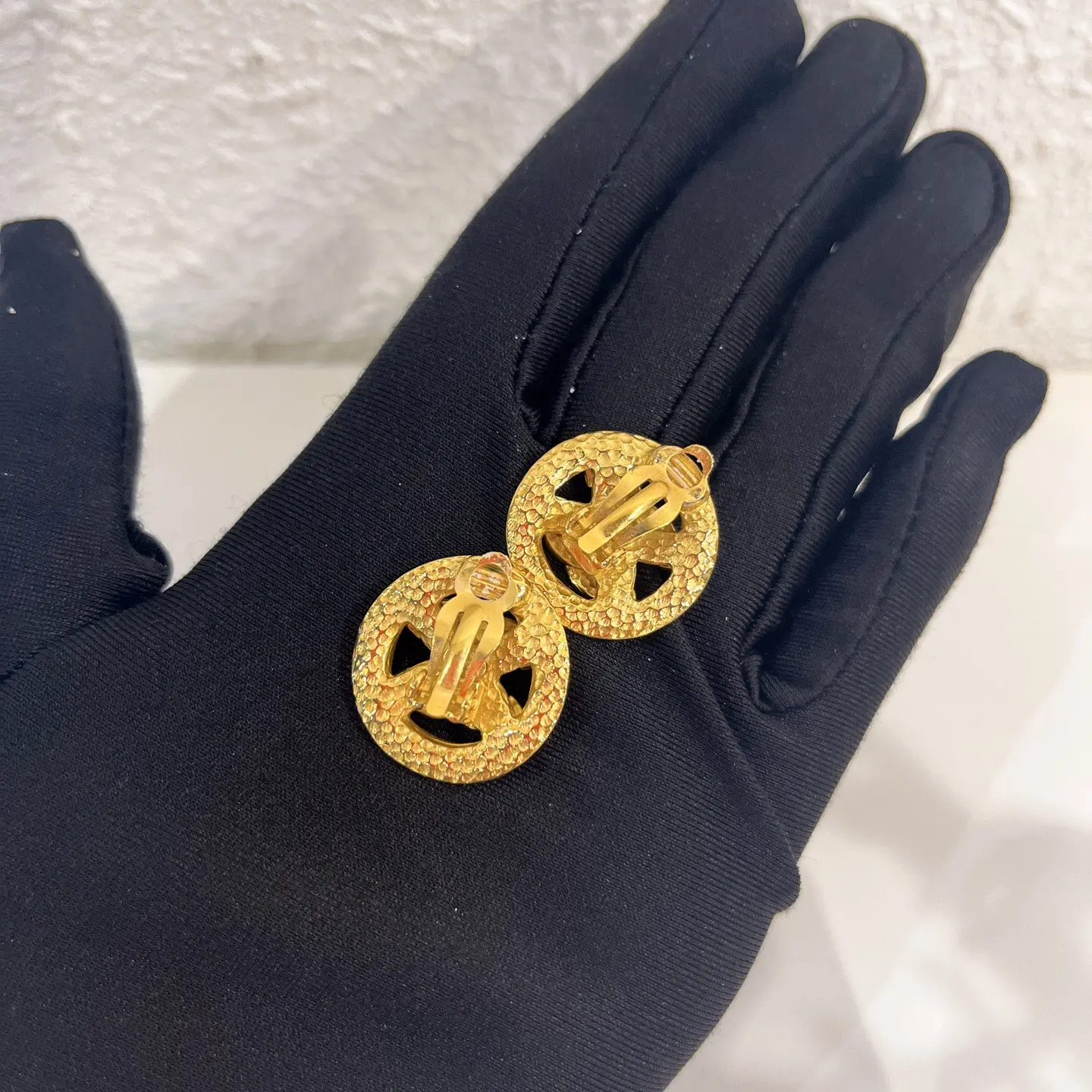 Pre-owned Vintage Gold Tone Interlocking CC Round Clip On Earrings