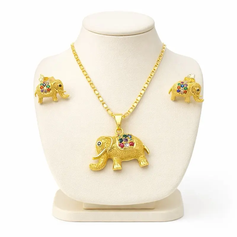 Betsy's Boutique Juego de cadena con pendientes diseno de elefante, oro laminado en 14k ideal para uso diario.