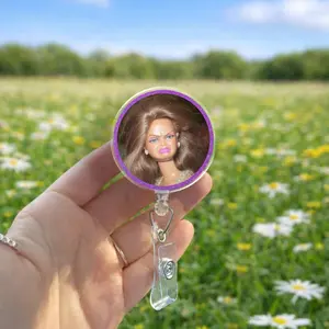 Funny Disgusted Doll Face Sparkly Retractable Badge Reel Cute Meme Expression Acrylic ID Holder For Nurses Doctors Medical Students Accessory