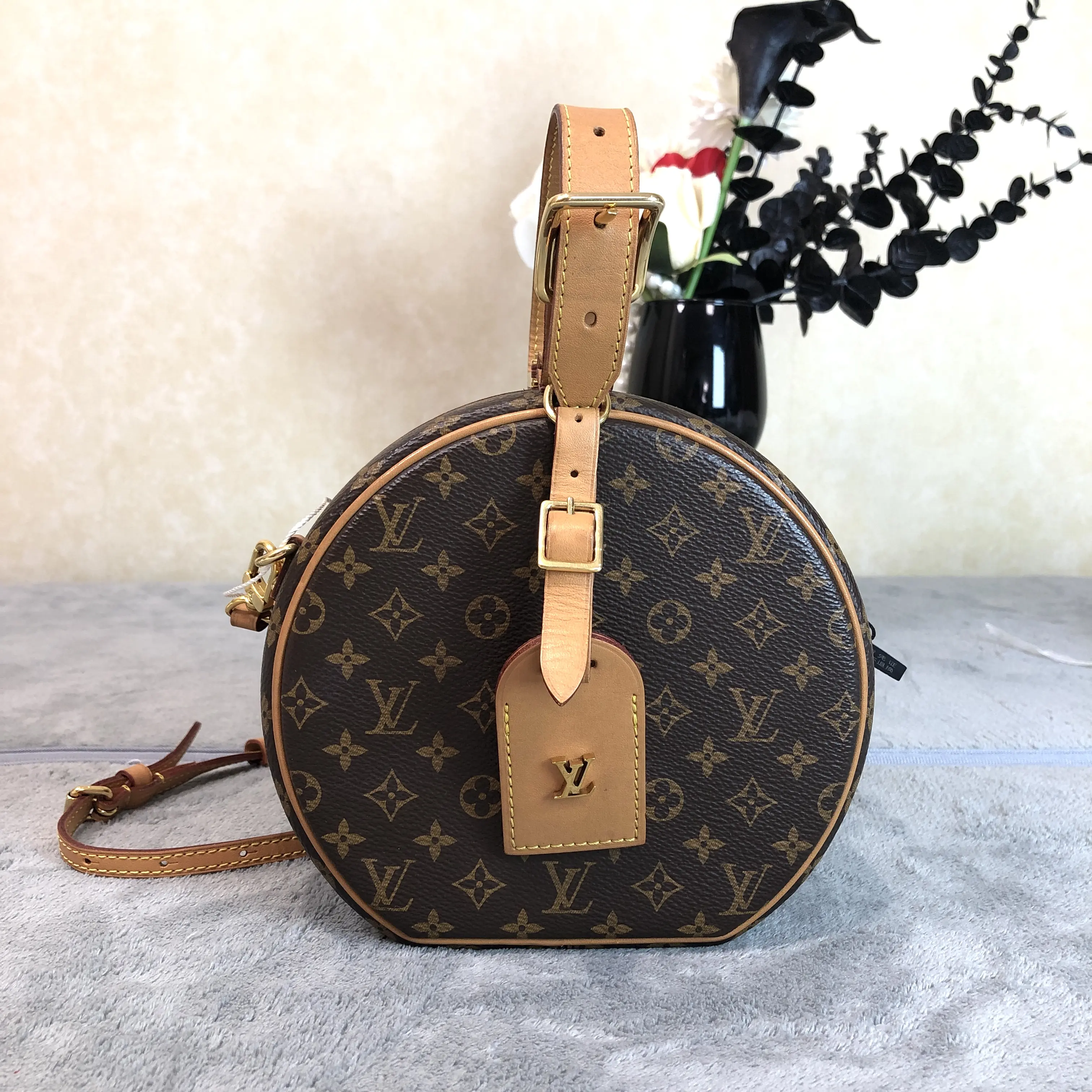 Pre-owned Louis Vuitton leather Crossbody Bags Petite Boite Chapeau Monogram Canvas Crossbody Hat Box Bag 245206